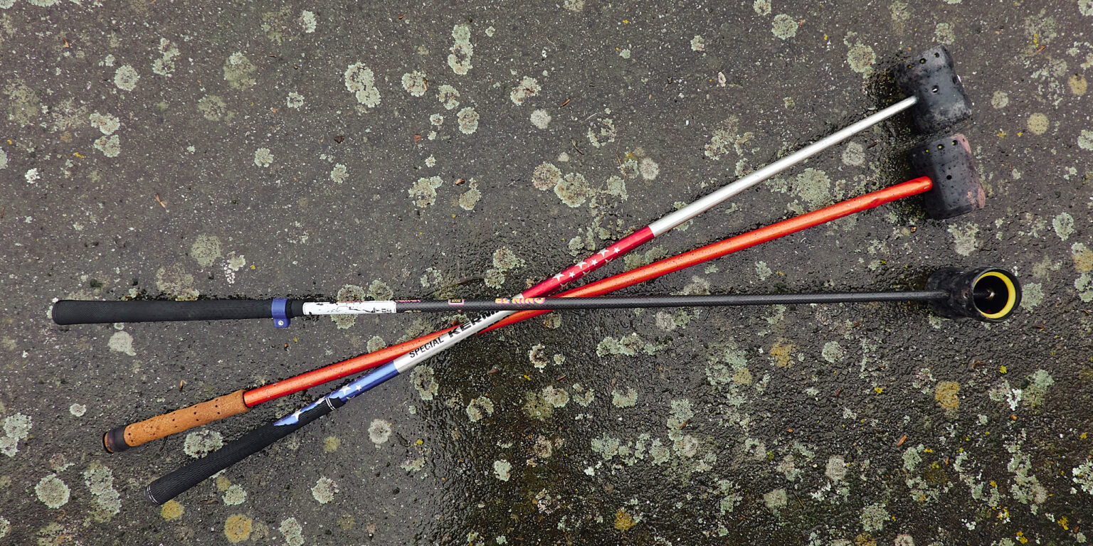 Photos de 3 maillets de polo au sol, vus de dessus.