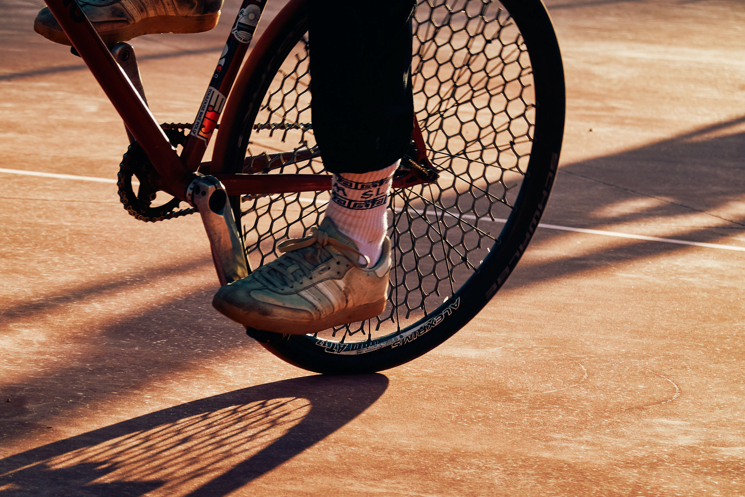 Photo en plan serré sur un pied en train de pédaler.
