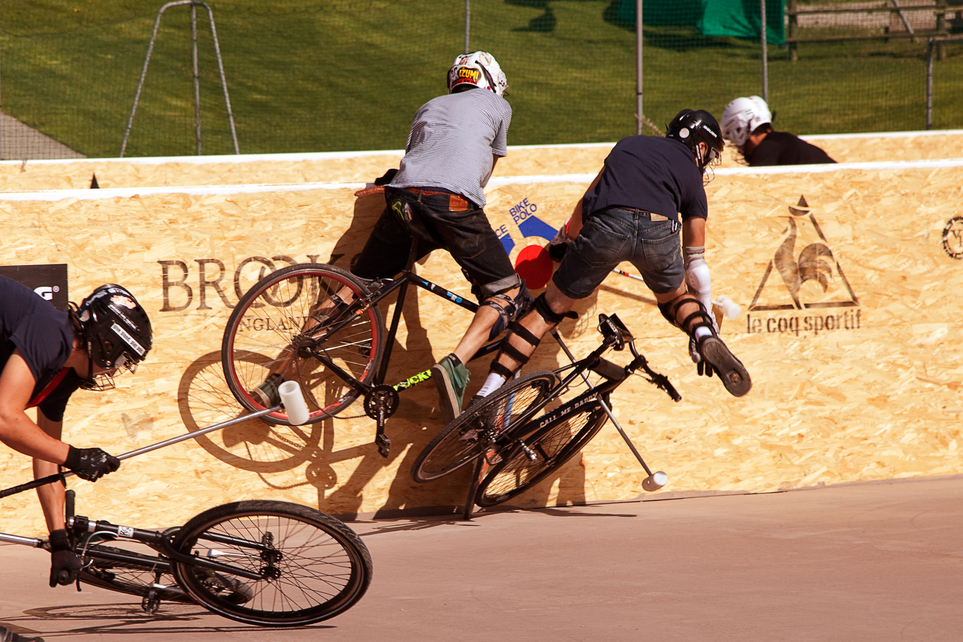 Photo d'un joueur en percutant fortement un autre contre les bordures