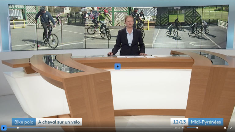 Photo d'un plateau de télévision avec un lien d'accés vers un reportage de France 3 sur le tournoi Lovin Two Two 9.